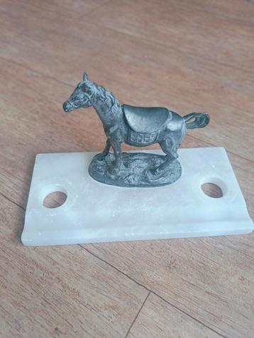 Figurine cheval vintage en métal sur socle en pierre
 beschikbaar voor biedingen