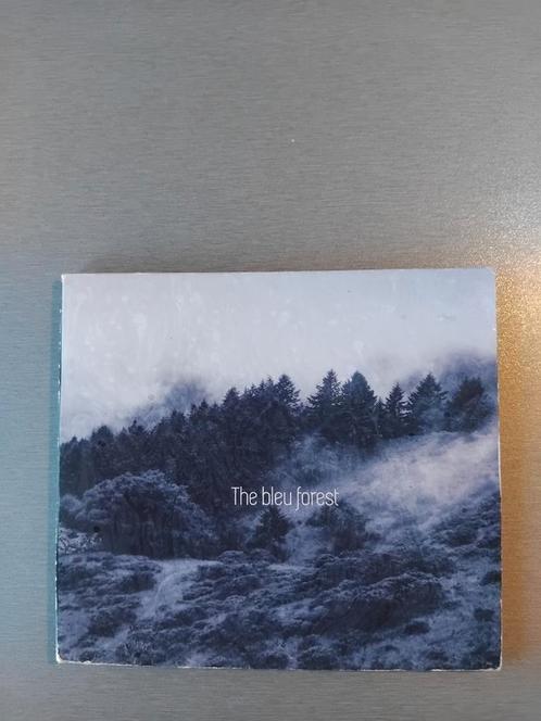 Cd. The Bleu Forest. A Thousand trees deep.  (Digipack)., Cd's en Dvd's, Cd's | Rock, Gebruikt, Ophalen of Verzenden