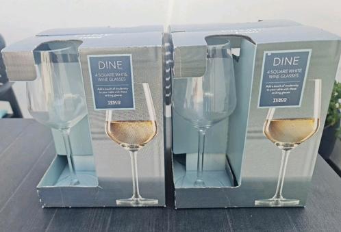 8 vierkante wijnglazen in doos / merk tesco - dine, Verzamelen, Glas en Drinkglazen, Zo goed als nieuw, Ophalen of Verzenden
