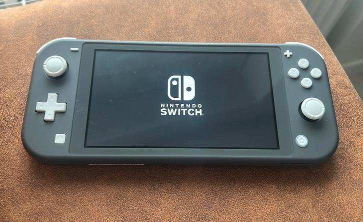 Nintendo switch lite (grijs) + games, Games en Spelcomputers, Spelcomputers | Nintendo Switch Lite, Zo goed als nieuw, Grijs, Met beschermhoes of tas