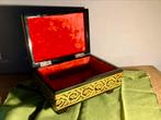 Zwart juwelen kistje met goudkleurige decoratie uit Thailand, Hobby en Vrije tijd, Ophalen of Verzenden