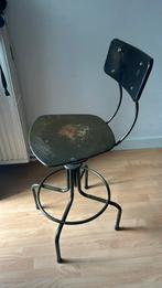 Chaise en metal, Ophalen