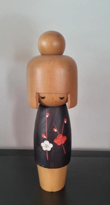 Magnifique kokeshi « Koigokoro » d'Okamoto Usaburo disponible aux enchères