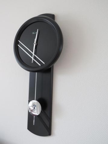 Wandklok - digitaal met slinger beschikbaar voor biedingen
