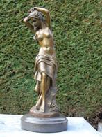 statue femme seins nue debout contre un rocher en bronze ..., Antiquités & Art, Bronze, Enlèvement ou Envoi