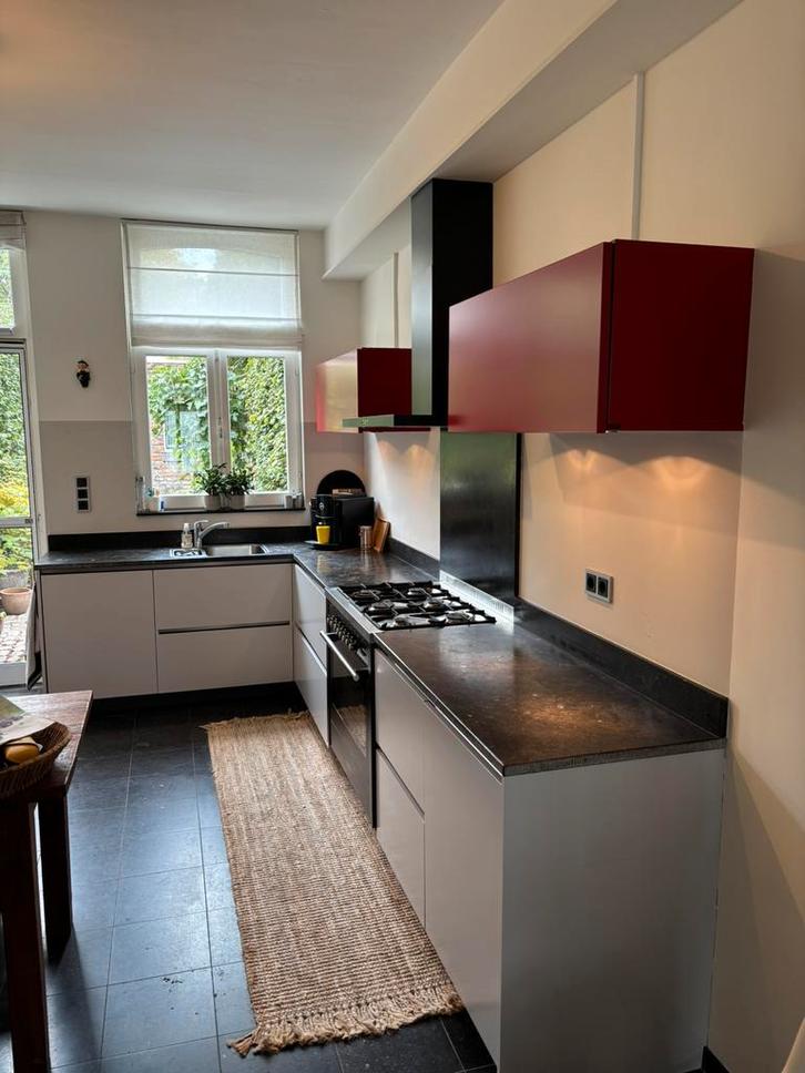 Moderne greeploze keuken, Huis en Inrichting, Keuken | Complete keukens, Gebruikt, Hoekkeuken, Wit, Graniet of Steen, Greeploos