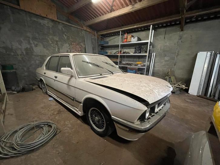 2X BMW E28 + extra 2.8 motor, Auto's, Oldtimers, Particulier, BMW, Benzine, Berline, 4 deurs, Handgeschakeld, Wit, Achterwielaandrijving