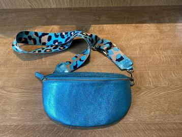 Turquoise lederen cross body bag beschikbaar voor biedingen