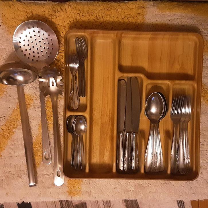 Set inox bestek 33 dingen + bestekbak, Prijs voor alles, Huis en Inrichting, Keuken | Bestek, Gebruikt, Inox of Chroom, Ophalen of Verzenden