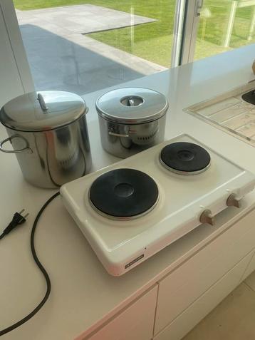 Elektrische kookplaat en twee bijpassende kommen beschikbaar voor biedingen