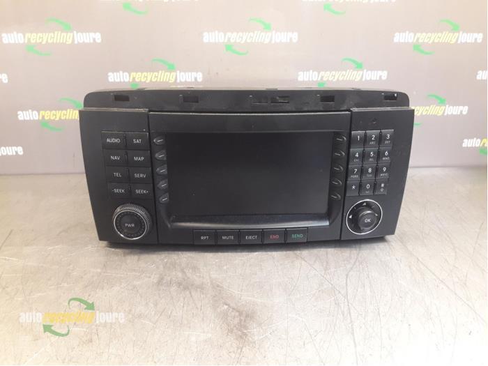 Radio CD Speler van een Mercedes R-Klasse, Auto-onderdelen, Elektronica en Kabels, Mercedes-Benz, Gebruikt, 3 maanden garantie