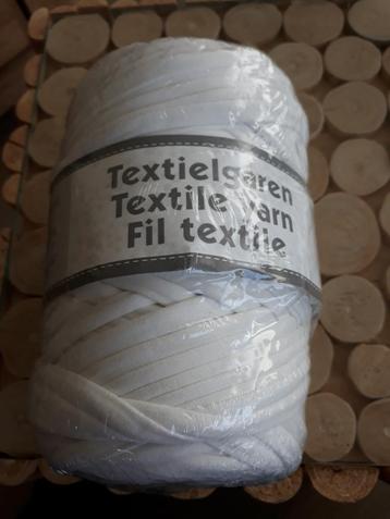 2 bollen textielgaren om te haken - wit beschikbaar voor biedingen
