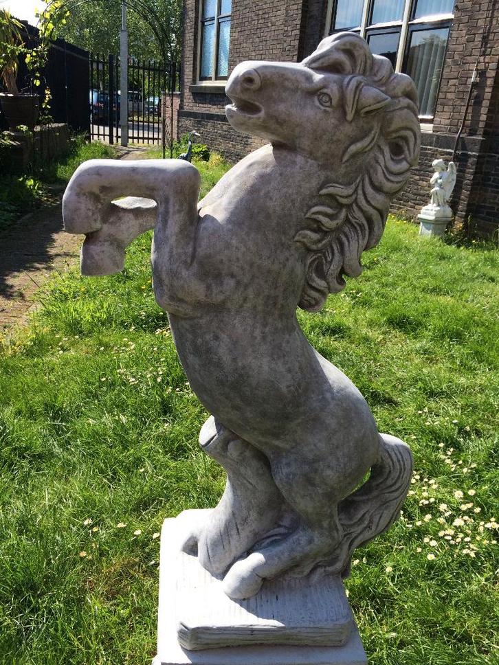 Steigerend paard klein massief gegoten steen, prachtig !!, Tuin en Terras, Tuinbeelden, Dierenbeeld, Steen, Ophalen of Verzenden