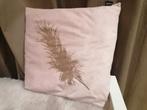 Lichtroze sierkussenovertrek met rosé veerprint, Huis en Inrichting, Woonaccessoires | Kussens, Ophalen, Zo goed als nieuw