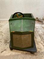 Vintage en antieke houten auto of kermisattractie, Ophalen