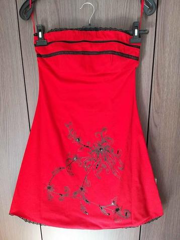 Robe rouge/noir beschikbaar voor biedingen