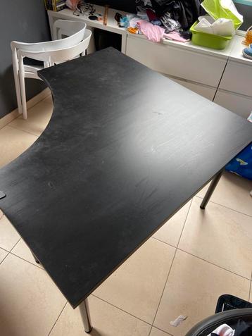 Ikea-bureau + 5 poten beschikbaar voor biedingen