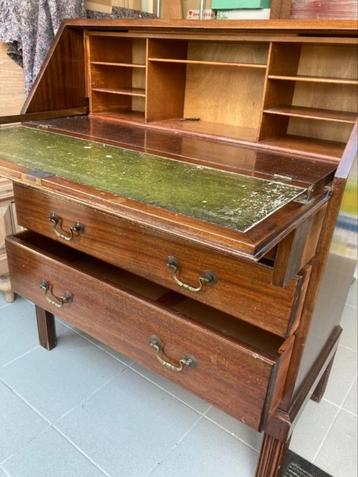 Zeer oude secretaire