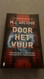 Boek M.J Arlidge Door het vuur, Boeken, Ophalen of Verzenden, Zo goed als nieuw