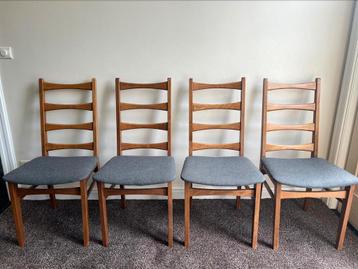 4 mooie vintage stoelen. Nieuw overtrokken beschikbaar voor biedingen