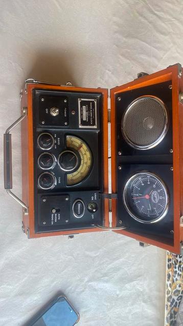 Wekker met radio beschikbaar voor biedingen