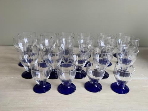 Vintage glasservies met blauwe voetjes., Antiquités & Art, Curiosités & Brocante, Enlèvement ou Envoi