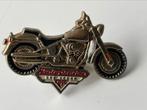 Broche Harley Davidson Fatboy, Collections, Broches, Pins & Badges, Comme neuf, Enlèvement ou Envoi
