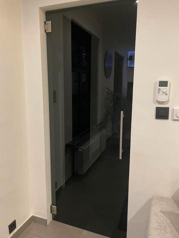 Zwarte glazen deur beschikbaar voor biedingen