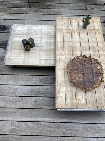 Vintage bijzettafel beschikbaar voor biedingen