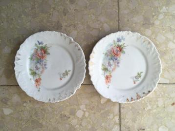 2 kleine bordjes met bloemen beschikbaar voor biedingen