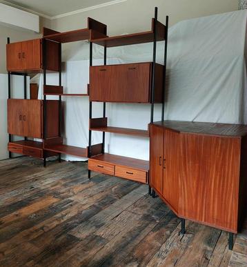 Vintage modulair wandmeubel beschikbaar voor biedingen