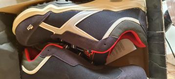 Ongeveer 175 paar nieuwe werkschoenen alle maten.
 beschikbaar voor biedingen