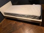 1 persoonsbed met zgn nieuwe matras, Huis en Inrichting, Slaapkamer | Bedden, Ophalen, Zo goed als nieuw, Wit