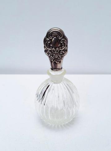 Antiek parfumflesje met verzilverde/zilveren stop beschikbaar voor biedingen