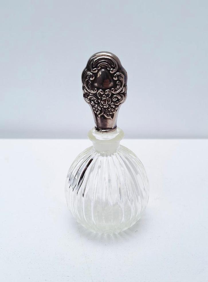 Antiek parfumflesje met verzilverde/zilveren stop, Verzamelen, Parfumverzamelingen, Gebruikt, Ophalen of Verzenden