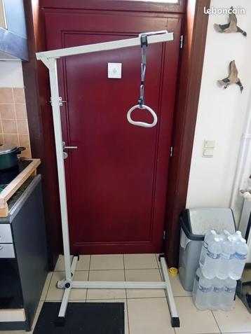 Galg van het papegaaienbed  beschikbaar voor biedingen