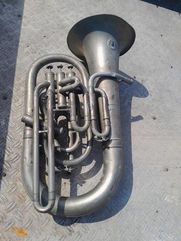 Tuba met Belgische wapenschild  beschikbaar voor biedingen
