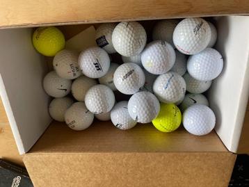 Mélange de 31 balles de golf usagées, 19 marques et types