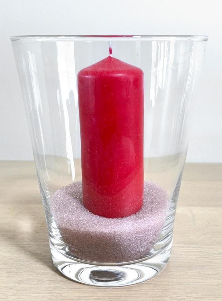 Decoratie vaas 25 cm / Bolsius kaars 20 cm / Gekleurd zand, Huis en Inrichting, Woonaccessoires | Vazen, Nieuw, Rood, Minder dan 50 cm
