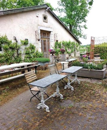 Twee oude bistrotafels met gedecoreerde gietijzeren pootjes beschikbaar voor biedingen