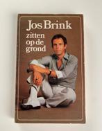 Jos Brink, Zitten op de grond, Ophalen of Verzenden, Gelezen