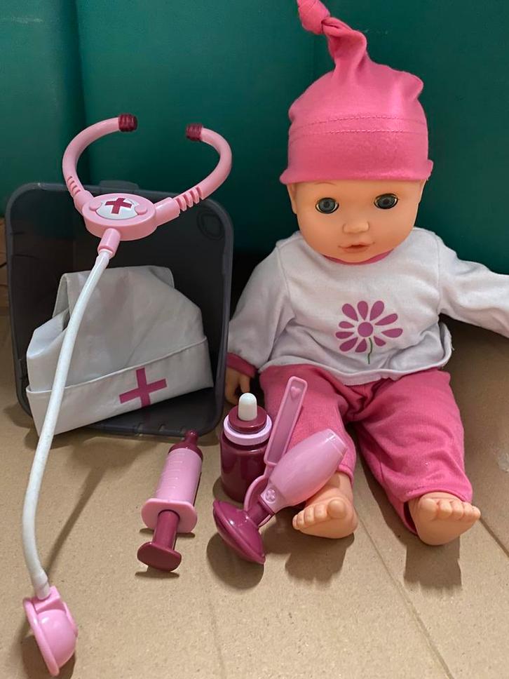 Pop met doktersattributen, Kinderen en Baby's, Speelgoed | Poppen, Zo goed als nieuw, Ophalen