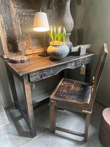 Bureau met bijpassende houten stoel  beschikbaar voor biedingen
