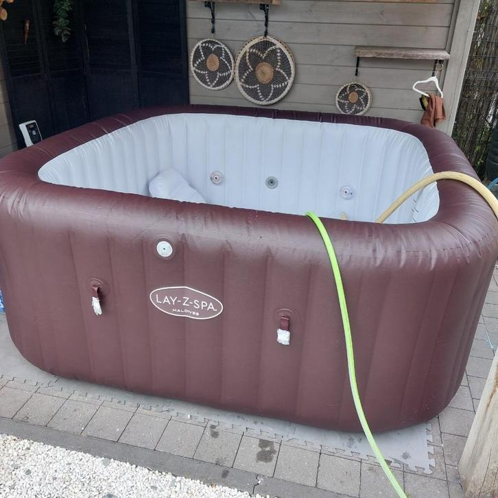 Jaccuzi, Tuin en Terras, Bubbelbaden en Hottubs, Zo goed als nieuw, Opblaasbaar, Afdekzeil, Filter, Ophalen