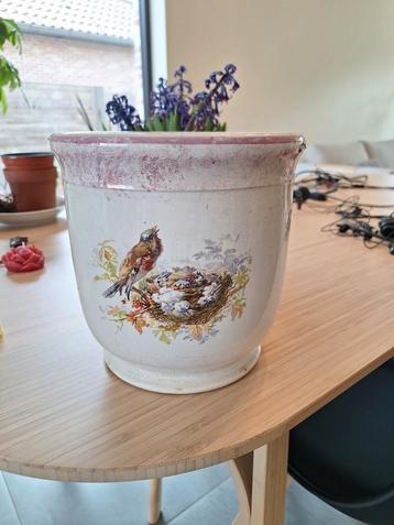 Vintage bloempot beschikbaar voor biedingen