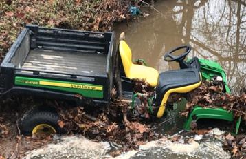 Ik zoek een john deere gator 2x4 of 4x4 beschikbaar voor biedingen