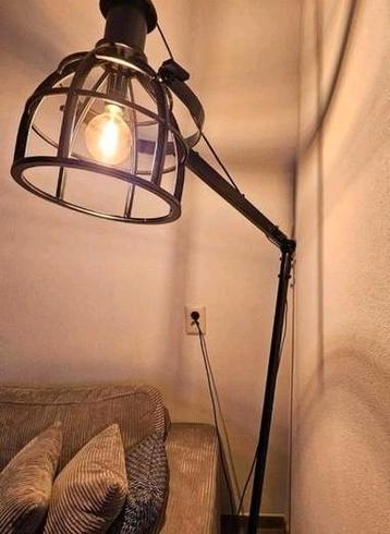 Industrieel vloerlamp metaal beschikbaar voor biedingen