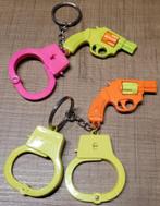 2 sleutelhangers revolver en handboeien (fluo - 90's), Verzamelen, Overige typen, Gebruikt, Ophalen of Verzenden