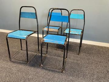 Set van 4 blauwe vintage industriele ijzeren stapelstoelen
