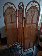 Paravent en rotin, Enlèvement